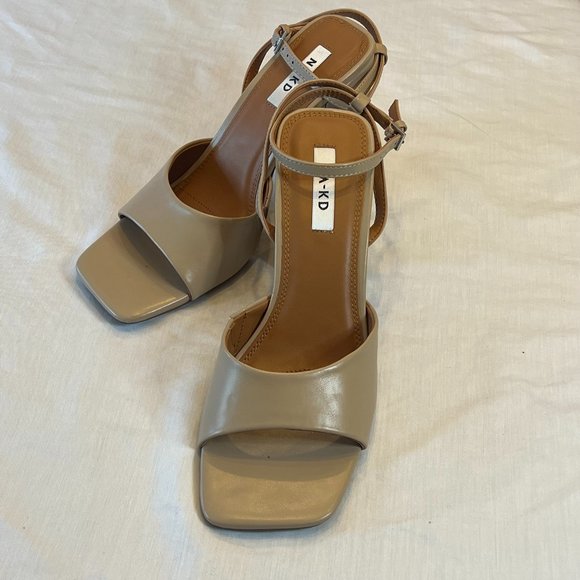 NA - KDFlared Heel Ankle Strap Sandals - Picture 2 of 5